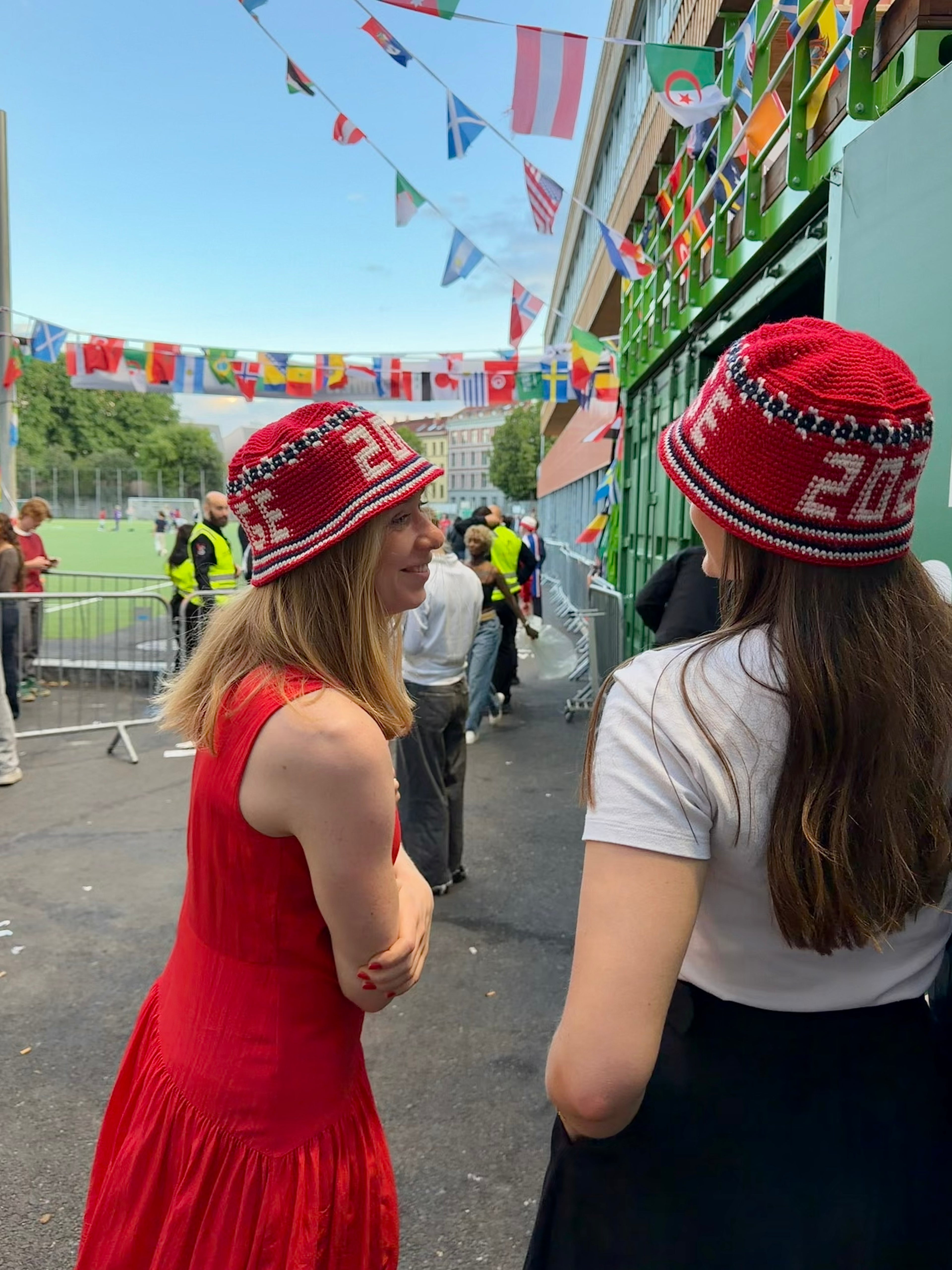 Bøttehatt fotball VM (garnpakke)